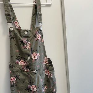 H&M Women’s Floral Overall Dress! Size Medium.
